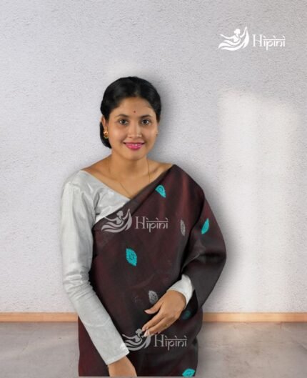 Model wearing handmade(handloom) nuni cotton mekhela sador